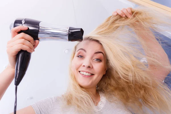 Φροντίδα Μαλλιών Όμορφη Ξανθιά Γυναίκα Μακριά Μαλλιά Στεγνώνει Μαλλιά Στο — Φωτογραφία Αρχείου