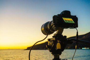 Profesyonel kamera resim film deniz yüzeyi üzerine, Yunanistan Peloponnese günbatımı video alma