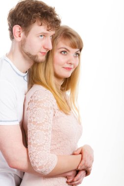 Aşk her yerde var. Pek neşeli çift sarılmak. Aşık sarılma ayakta olumlu duygular duygular dolu gülümsüyor. İnsanlar birbirlerine sarılma.