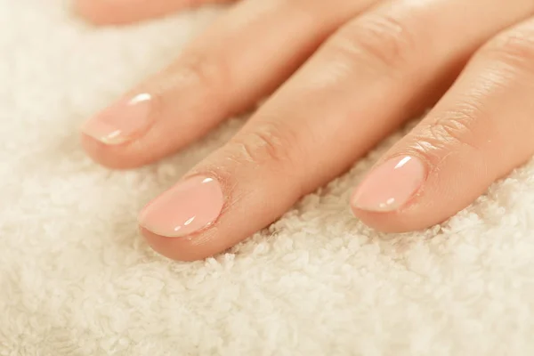 Onherkenbaar Vrouw Presenteert Haar Hybride Prachtig Geschilderde Roze Gel Nagels — Stockfoto