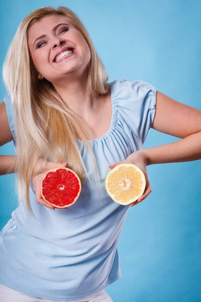 Здоровое Питание Освежающая Пища Полная Витаминов Счастливая Сумасшедшая Женщина Держит — стоковое фото