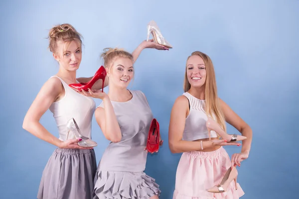 Привлекательные Женщины Моды Стилист Представляет Элегантные Туфли Красивые Чувственные Высокие — стоковое фото