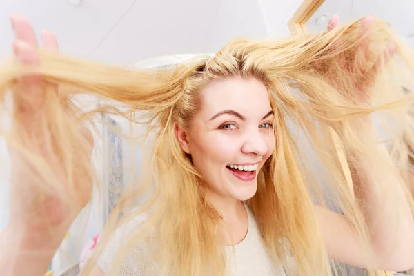 Mujer Feliz Con Pelo Largo Rubio Mujer Positiva Después Tomar —  Fotos de Stock