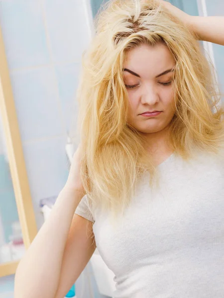 Jeune Femme Blonde Sentant Terne Fatiguée Après Son Réveil Femme — Photo