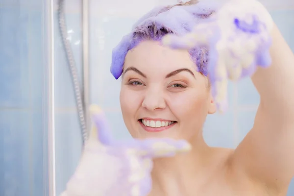 Mulher Aplicando Xampu Para Colorir Seu Cabelo Feminino Com Produto — Fotografia de Stock