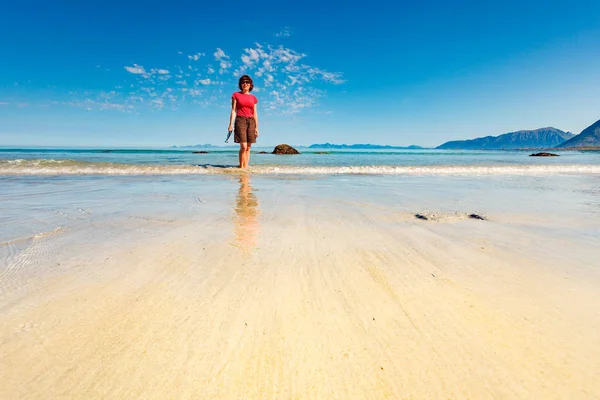 Touristin Entspannt Beim Spazierengehen Ufer Des Meeres Küste Der Insel — Stockfoto