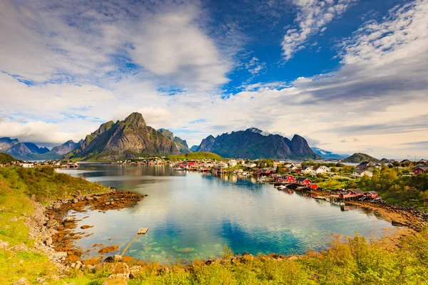 Reine köyü ile güzel bir fiyort manzarası. Keskin dağ zirveleri olan sahil doğası. Kuzey Norveç 'teki Lofoten adaları. Seyahat hedefi.