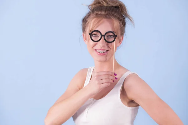 Elegantní Mladá Žena Předstírající Nosí Legrační Šprtské Brýle Vzdělávání Studium — Stock fotografie