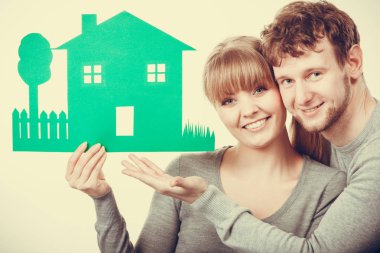 Ekoloji pratik iç yaşam. İnsanlar Emlak ve ev kavramı. Mutlu geleceği düşünme yeşil ekolojik kağıt ev ile genç Çift.