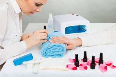 Meslek ve iş. Sağlık ve güzellik kavramı. Yapma genç profesyonel kadın güzellik kadın onu istemciye çivi. Manikürcü odak üstünde mükemmel sonuç.