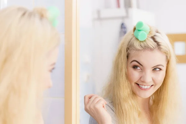 Blondynka Pomocą Wałków Włosów Aby Stworzyć Piękną Fryzurę Jej Fryzurę — Zdjęcie stockowe
