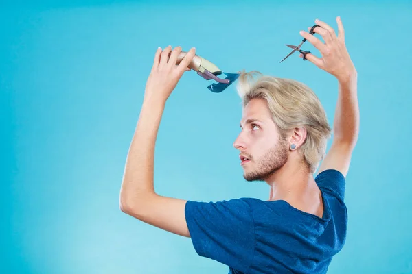 Frisurenwechsel Coole Männliche Friseur Macht Selbst Trendigen Haarschnitt Mode Blonde — Stockfoto