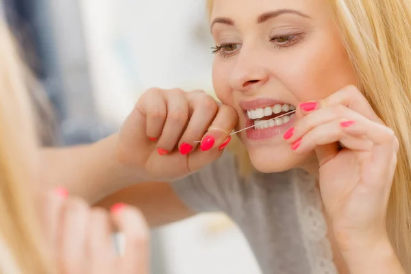 Dagelijkse Mondhygiëne Tandheelkunde Concept Vrouw Haar Tanden Met Tandzijde Schoonmaken — Stockfoto