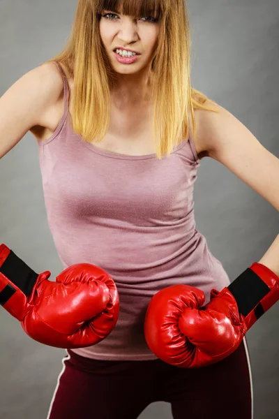Mujer Deportiva Con Guantes Boxeo Rojos Peleando Estudio Grabado Gris — Foto de Stock