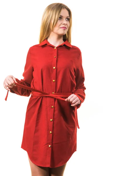 时尚漂亮的女人穿着雅致的休闲红色短裙 展示时尚的服装 — 图库照片