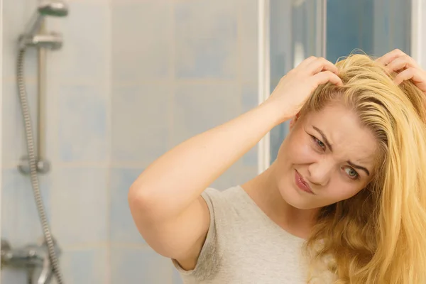 Blond Kvinna Som Har Problem Med Fet Oljigt Hår Tittar — Stockfoto