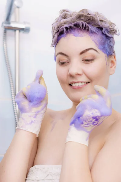 Kobieta Lateksowych Rękawiczkach Ochronnych Podczas Stosowania Purpurowego Szamponu Tonera Jej — Zdjęcie stockowe