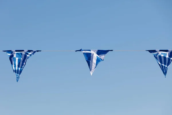 Pequeno Triângulo Forma Pequenas Bandeiras País Grécia Contra Céu Azul — Fotografia de Stock