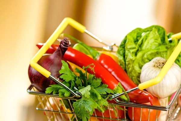 Winkelwagen Met Veel Kleurrijke Groenten Gezond Eten Levensstijl Voedingsstoffen Vegetarisch — Stockfoto