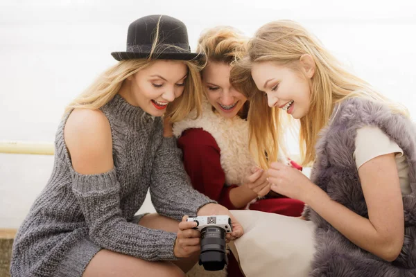Female Photographer Showing Fashion Models Results Photo Shoot Scenes Professional — Stock Photo, Image