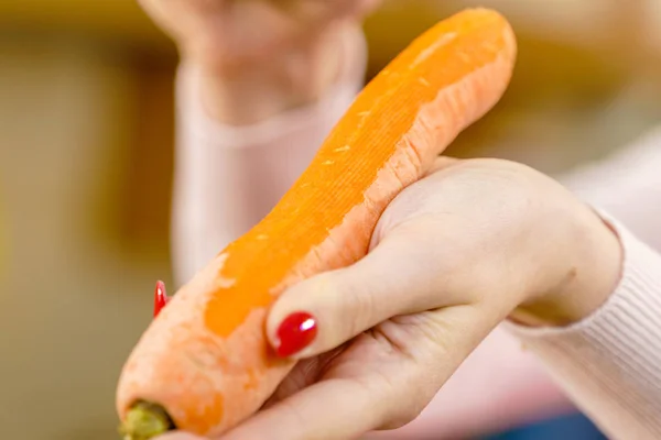 Женщина Чистит Овощи Чистящим Средством Кулинария Женщина Готовит Морковь Перед — стоковое фото