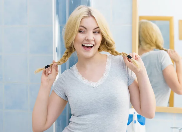 Mulher Muito Adorável Ter Duas Tranças Bonitos Cabelo Loiro Cabeleireiro — Fotografia de Stock