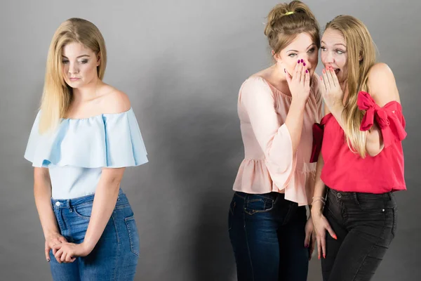 Donna Vittima Bullismo Due Amiche Che Spettegolavano Lei Amicizia Rivalità — Foto Stock