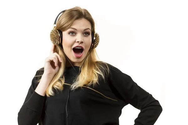 Έκπληκτος Νεαρή Γυναίκα Που Φοράει Ακουστικά Grunge Αιχμές Κατάπληκτος Εκπλαγείτε — Φωτογραφία Αρχείου