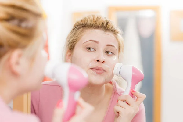 Deep Cleaning Face Tools Concept Happy Woman Using Facial Cleansing — Stock Photo, Image