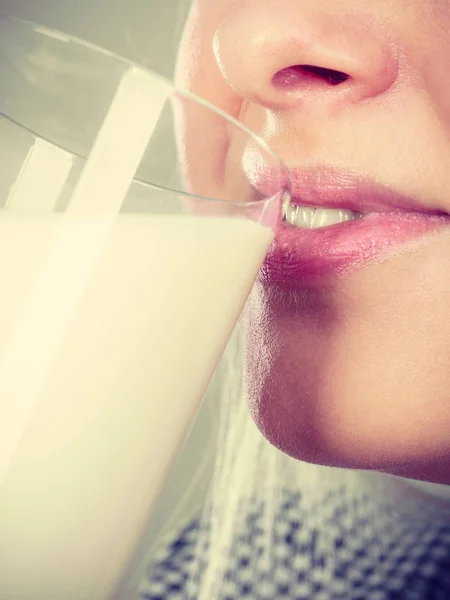 健康的な飲み物 良い栄養 完璧な朝食のコンセプト ガラスから牛乳を飲む女 — ストック写真