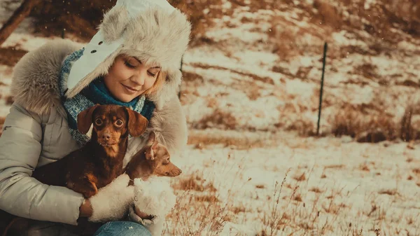 Jovem Mulher Divertindo Fora Neve Feminino Brincando Com Seus Pequenos — Fotografia de Stock