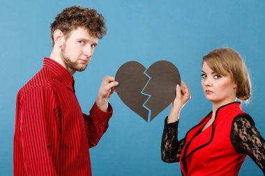 Ayrıl ve ilişki içinde ayrıl. Aşık insanlar arasında negatif duygular. İki kalbi kırık genç bir çift. Aşıklar ayrılıyor.