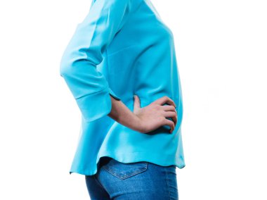 Tanımlanamayan bir kadın, günlük güzel elbisesini, uzun kollu mavi bluzunu ve kotunu sunuyor..