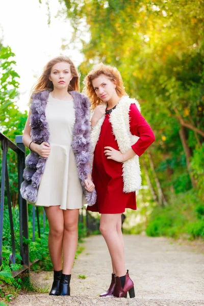两个穿着时髦服装的时尚女人在温暖的秋天里度过了她们的业余时间 — 图库照片