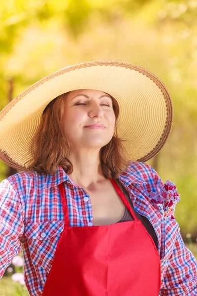 Retrato Mujer Sonriente Madura Con Sombrero Paja Grande Jardín — Foto de Stock