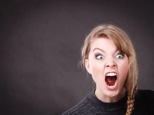 Gesichtsausdruck Junge Blondine Ausdrucksstark Wütend Wütend Schreiende Frau Emotionales Mädchen — Stockfoto