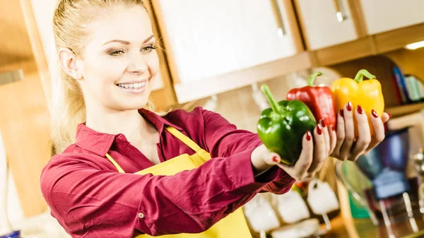 Engraçado Mulher Alegre Segurando Pimentão Delicioso Saudável Dieta Vegetal Apresentando — Fotografia de Stock