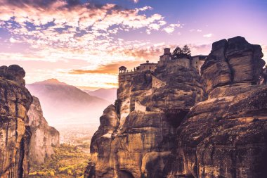 Meteora, Thessaly Yunanistan 'daki kutsal Varlaam Manastırı' nın üzerinde gün batımı manzarası. Yunan varış noktaları