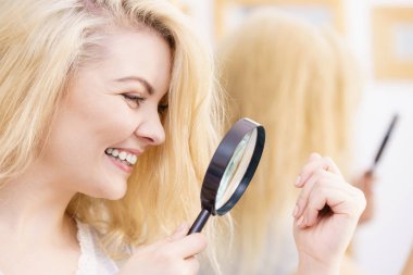 Onun hairdor sonuçlarına kremi hakkında olumlu olan magnifer bakarak mutlu kadın saçı büyütme biter.