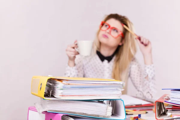 Donna Felice Ufficio Bere Caffè Caldo Godendo Suo Tempo Pausa — Foto Stock