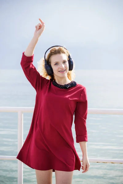 Glückliche Fröhliche Frau Die Draußen Musik Hört Teenager Mit Kopfhörern — Stockfoto