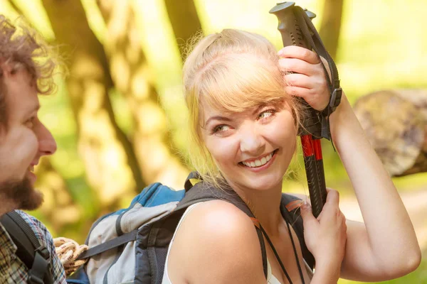 Aventura Turismo Desfrutar Hora Verão Caminhadas Jovem Casal Com Mochilas — Fotografia de Stock