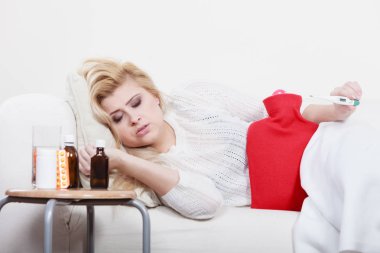 Hastalık, mevsimlik virüs sorunu kavramı. Kadının sıcaklık termometre üzerinde seyir Divan yalan grip olan hasta