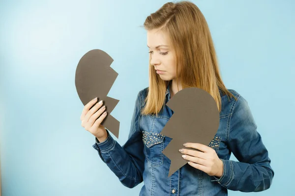 悲伤的少女 伤心的心是纸做的 负面的悲伤情绪 关系问题的概念 蓝色中枪 — 图库照片