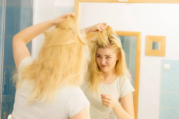 Blondynka Mająca Problemy Tłustymi Tłustymi Włosami Patrząca Siebie Łazience Kobieta — Zdjęcie stockowe