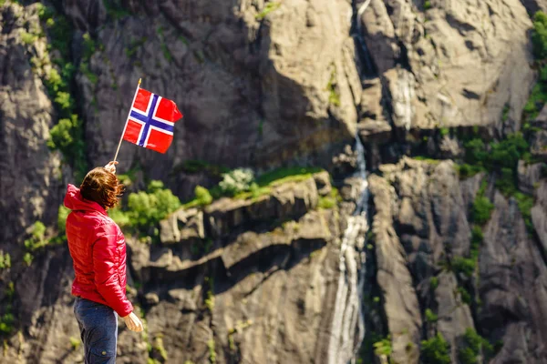 Turist Kadın Kayalık Taş Dağları Nda Norveç Bayrağı Ile — Stok fotoğraf