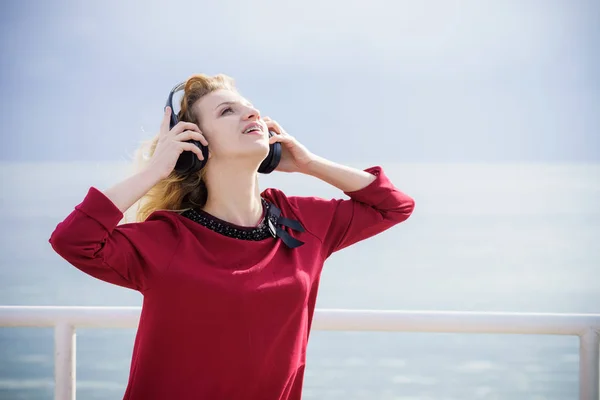 Ontspannen Vrouw Luisteren Naar Muziek Terwijl Buiten Tiener Vrouwtje Dragen — Stockfoto