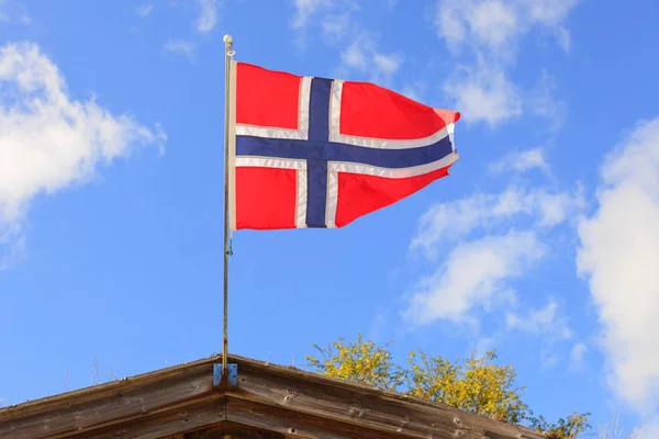 Mavi Gökyüzünde Dalgalanan Norveç Bayrağı — Stok fotoğraf
