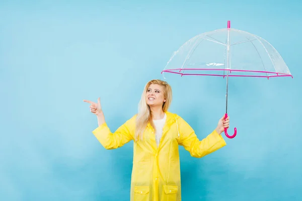 Mujer Rubia Vistiendo Impermeable Amarillo Sosteniendo Paraguas Transparente Comprobando Clima — Foto de Stock