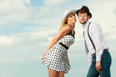 İlişki ve kavram - romantik oynak çift retro tarzı açık gökyüzü arka plan flört flört yaz tatilleri seviyorum